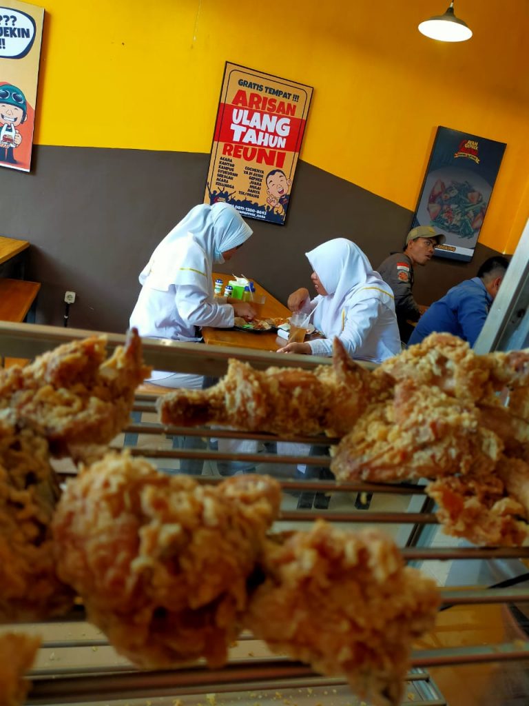 Pelanggan ayam geprek juara sedang menikmati berbagai ayam yang disajikan