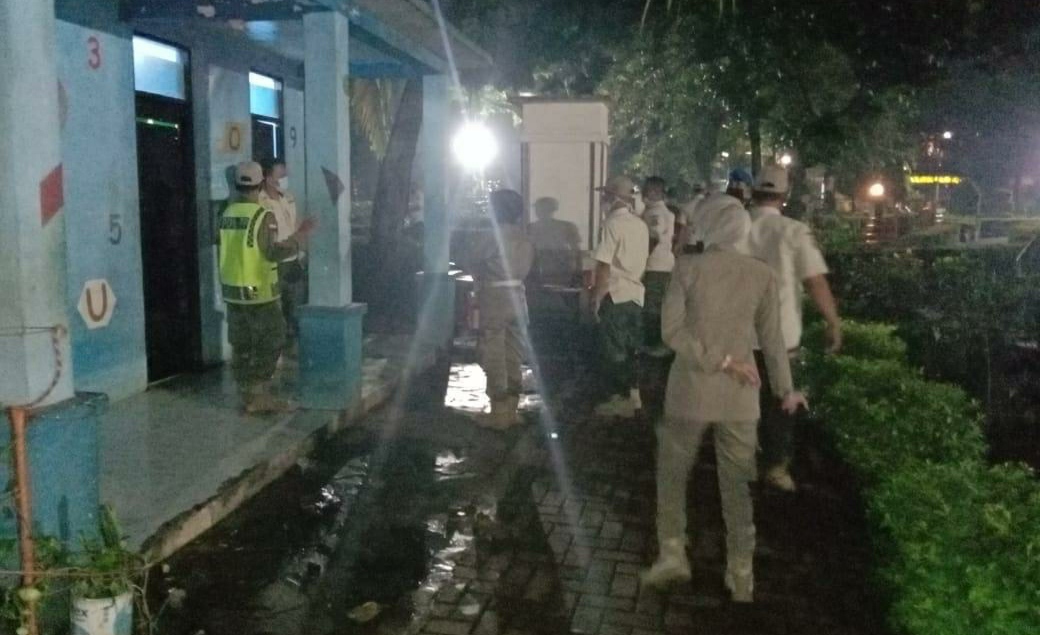 Petugas Satpol PP Cilegon menggelar razia PSK saat di Taman Layak Anak, Sabtu (22/5/2021) dini hari. Foto Istimewa