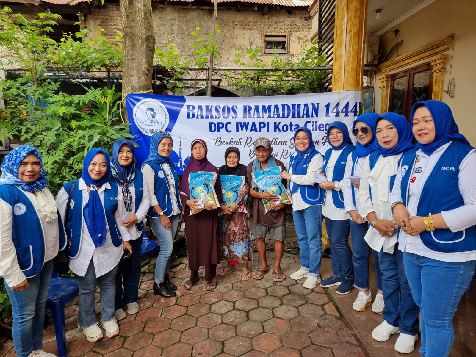 IWAPI Kota Cilegon Beri Bantuan Ke 40 Janda Dan Warga Tidak Mampu Di