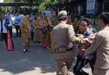 Aksi Protes Dua Mahasiswa saat Riung Mumpulung HUT Cilegon, Teriak “Banyak Masyarakat yang Tidak Dapat Beasiswa”