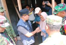 Haru Nenek Asia di Langon Cilegon Saat Rumahnya Direhab Prajurit TNI