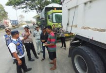 Rawan Kecelakaan Tabrak Belakang, Dishub Cilegon Tertibkan Truk Parkir Liar di Jalan Lingkar Selatan