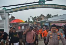 Tangis Keluarga dan Masyarakat Sambut Kedatangan Jenazah Surakman di Masjid Jami Al Khusaeni Carita Pandeglang