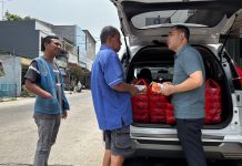 Dede Rohana Berbagi dengan Ojol dan Pedagang, Sambil Memohon Doa untuk Keselamatan Jurnalis Hilang Kontak di Selat Sunda