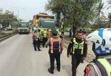 Langgar Rambu Larangan Parkir, Sejumlah Truk di Jalan Lingkar Selatan Cilegon Ditilang