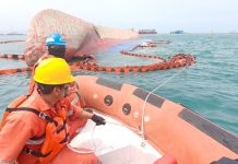 Jaga Keselamatan Pelayaran, Otoritas Pasang Buoy dan Oil Boom di Lokasi KMP Batumandi yang Terbalik